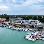 Hotel Yacht Wellness & Business 4*