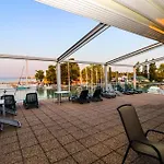Hotel Yacht Wellness & Business 4*