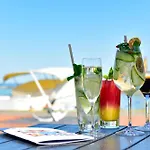 Yacht Wellness & Business Hotel