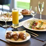 Hotel Yacht Wellness & Business 4*