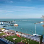 Hotel Yacht Wellness & Business 4*