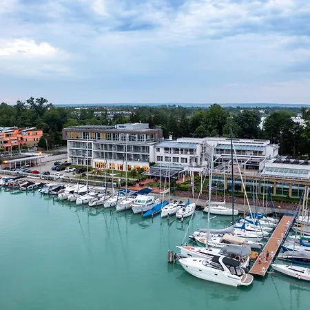 Szálloda Yacht Wellness & Business 4*