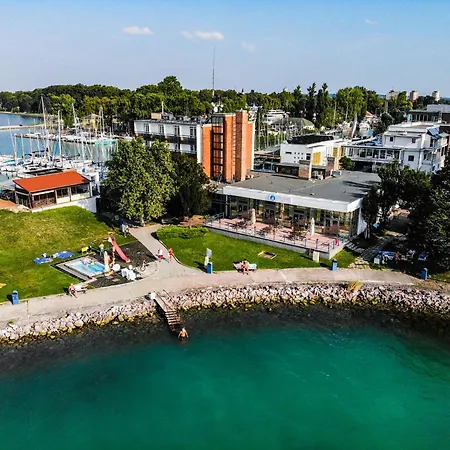 Szálloda Yacht Wellness & Business