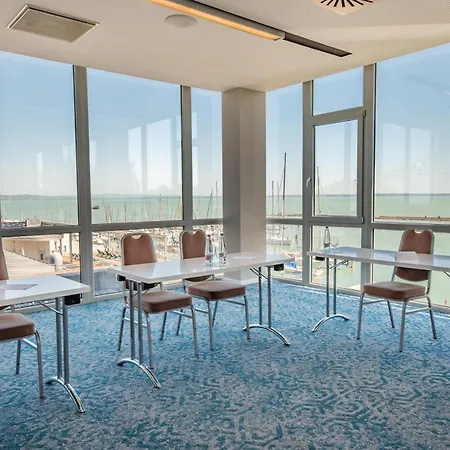 Yacht Wellness & Business Hotel 4*