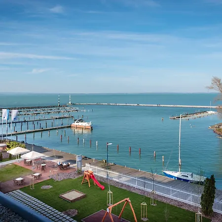 Отель Yacht Wellness & Business 4*