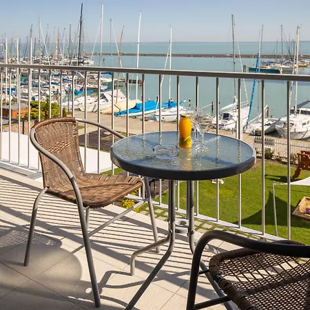 Yacht Wellness & Business Hotel 4*