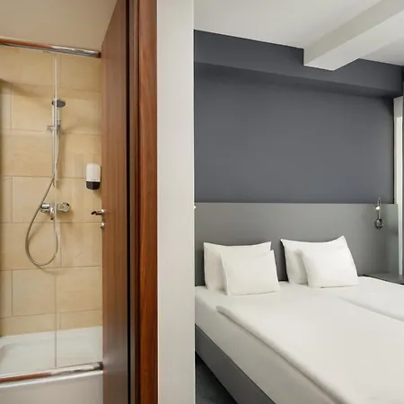 Hotel Yacht Wellness & Business 4*