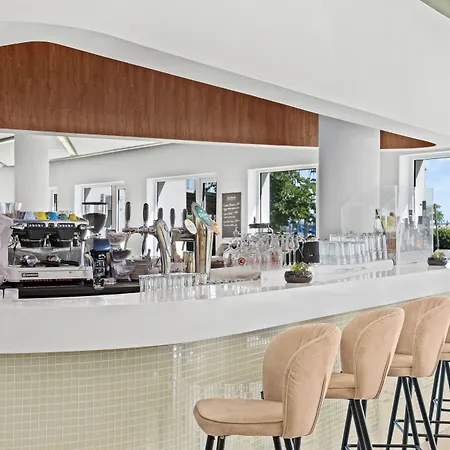 Yacht Wellness & Business Hotel 4*