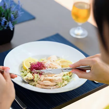 Hotel Yacht Wellness & Business 4*
