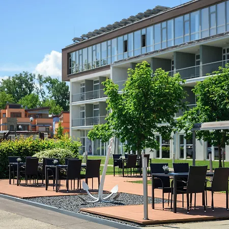 Hotel Yacht Wellness & Business 4*