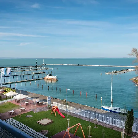 Yacht Wellness & Business Szálloda Siófok