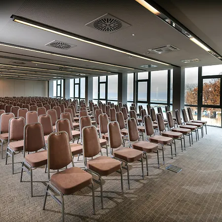 Yacht Wellness & Business Szálloda 4*