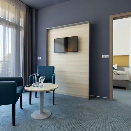 Szálloda Yacht Wellness & Business 4*