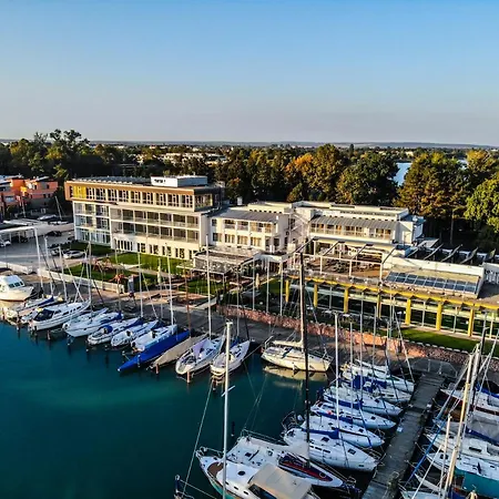 Yacht Wellness & Business 4* Σίοφοκ