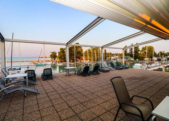 Ξενοδοχείο Yacht Wellness & Business 4*