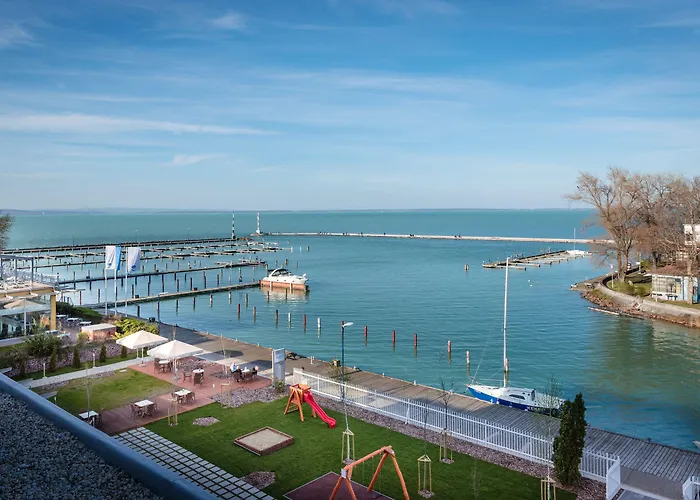 Hotel Yacht Wellness & Business 4*