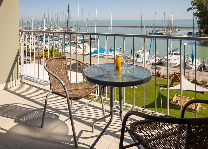 Yacht Wellness & Business Szálloda 4*